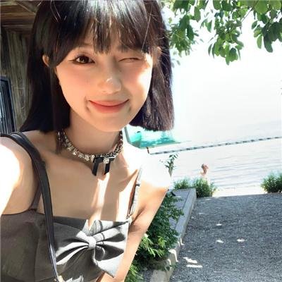 照片里的伴娘